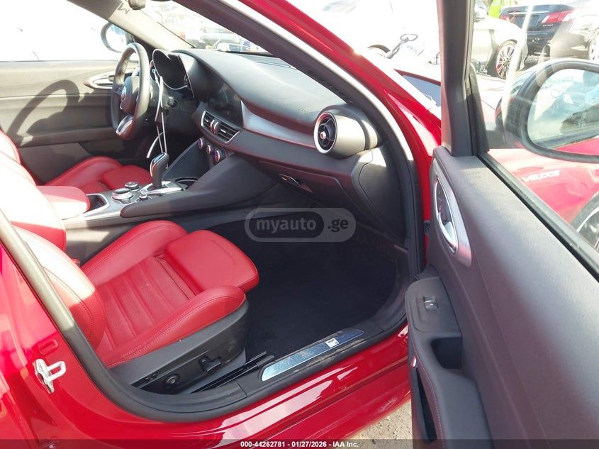 Alfa Romeo Giulia 2023 — миниатюра 5