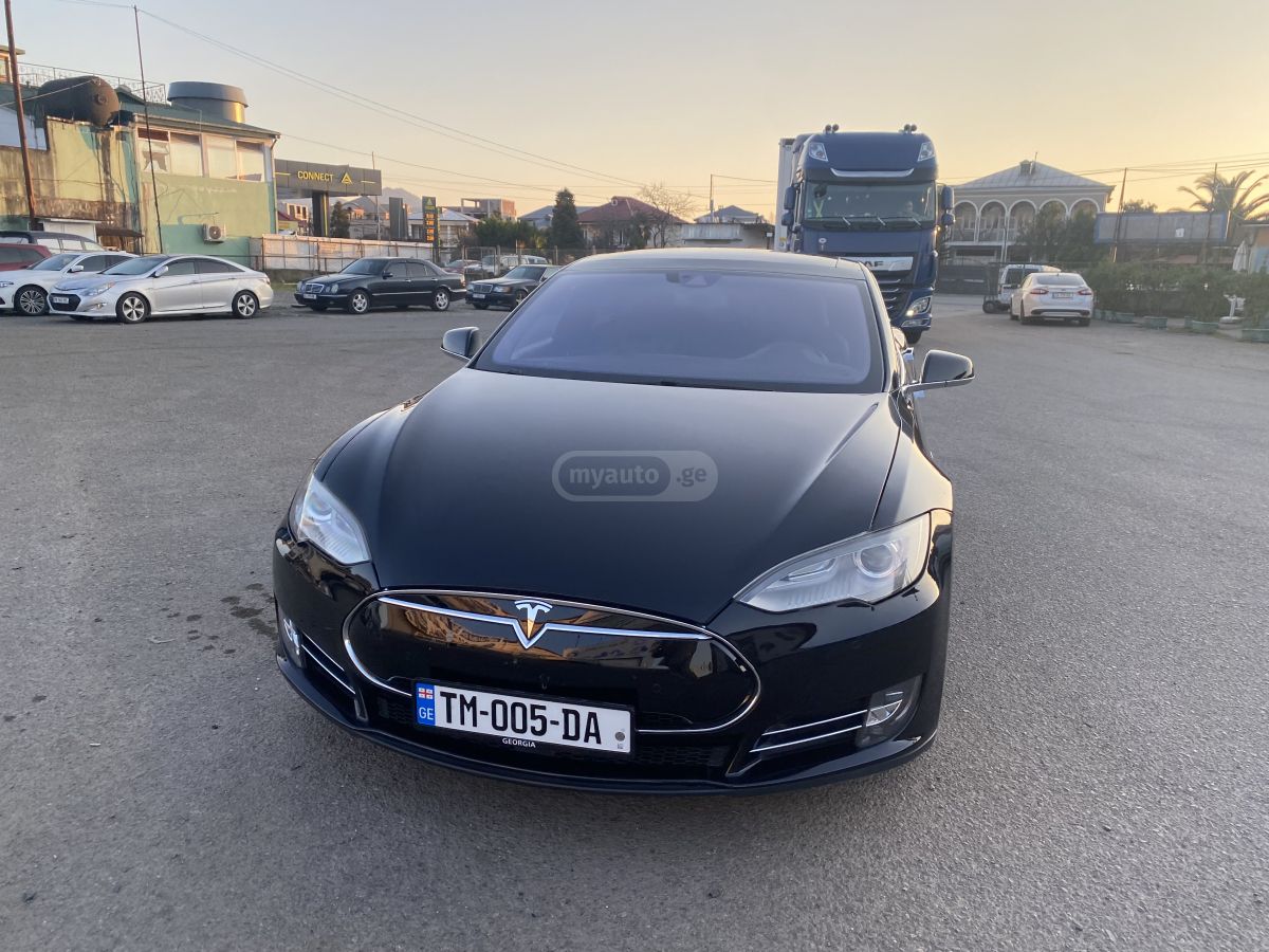 Tesla Model S - фото 1