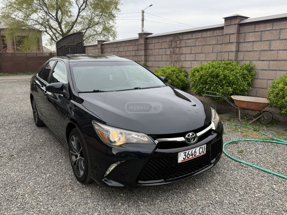 Toyota Camry - фото 1