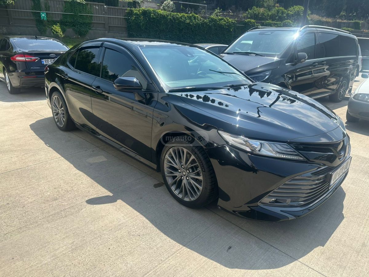 Toyota Camry - фото 1