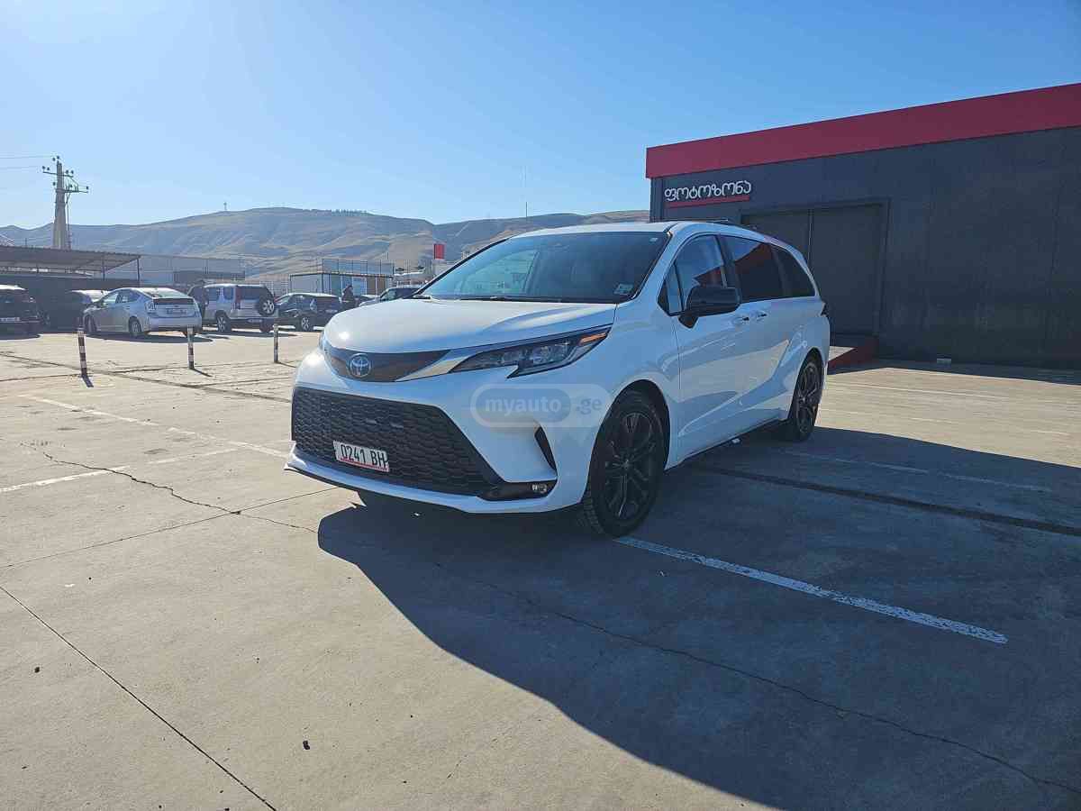 Toyota Sienna - фото 1