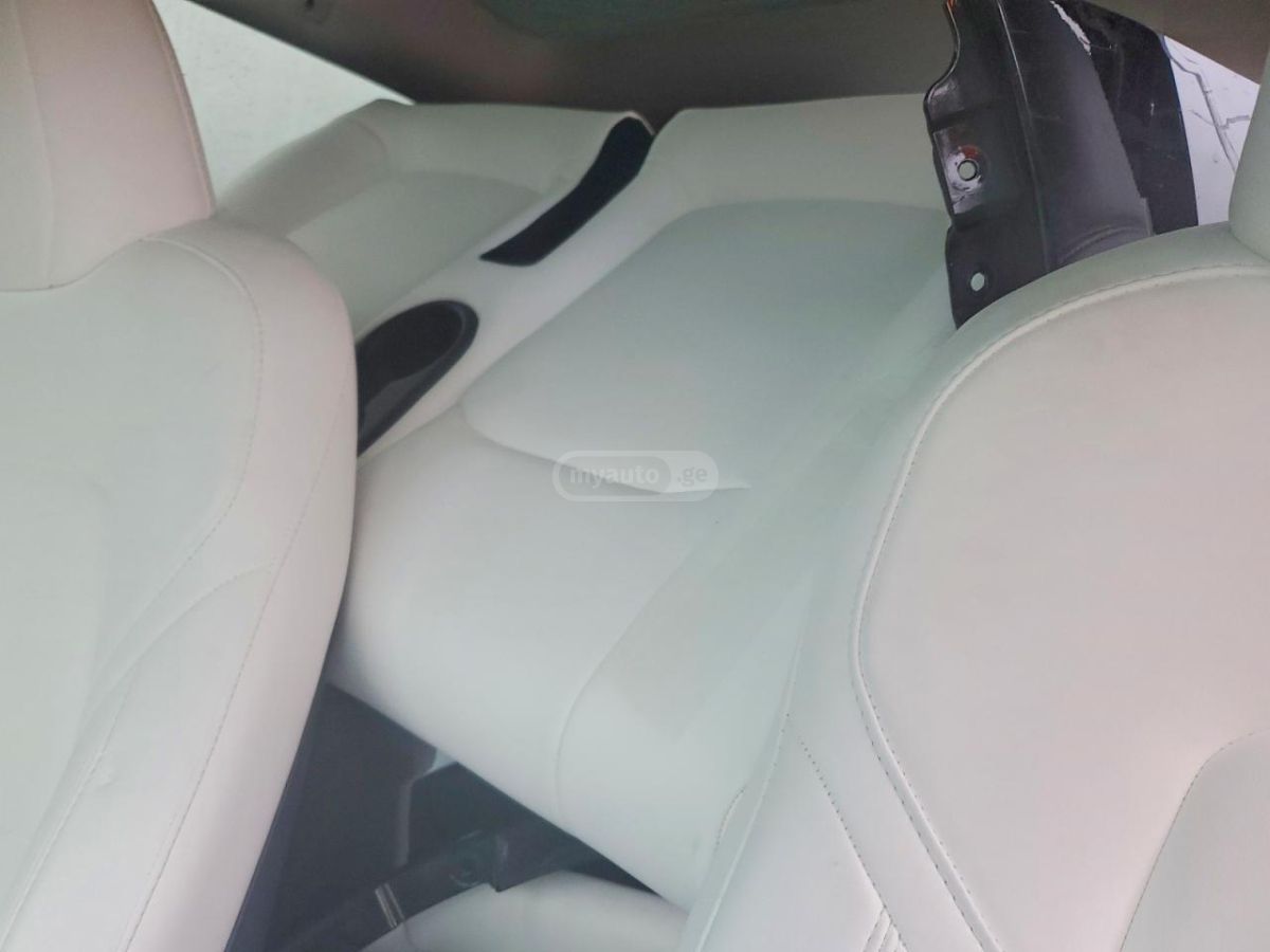 Tesla Model Y - фото 9