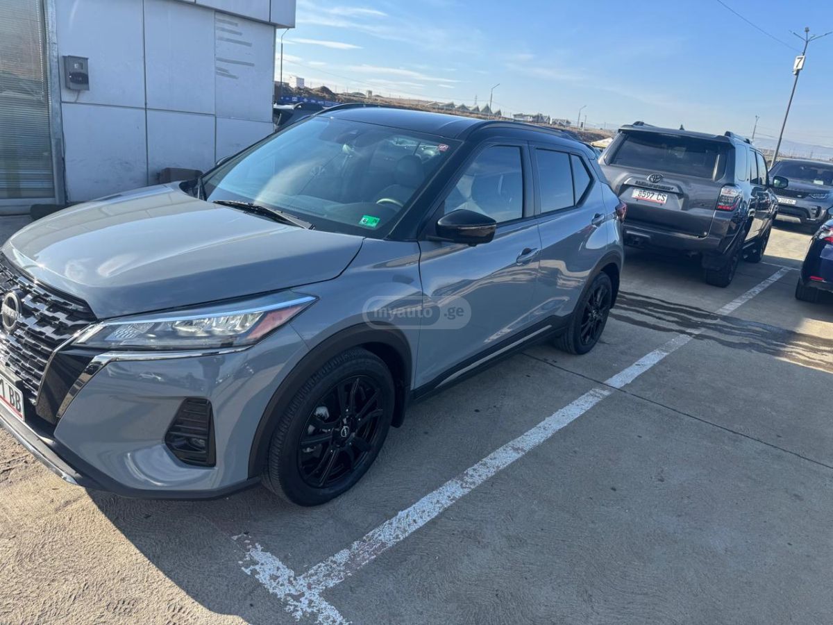 Nissan SV 4dr Front-Wheel Drive CVT — миниатюра 5