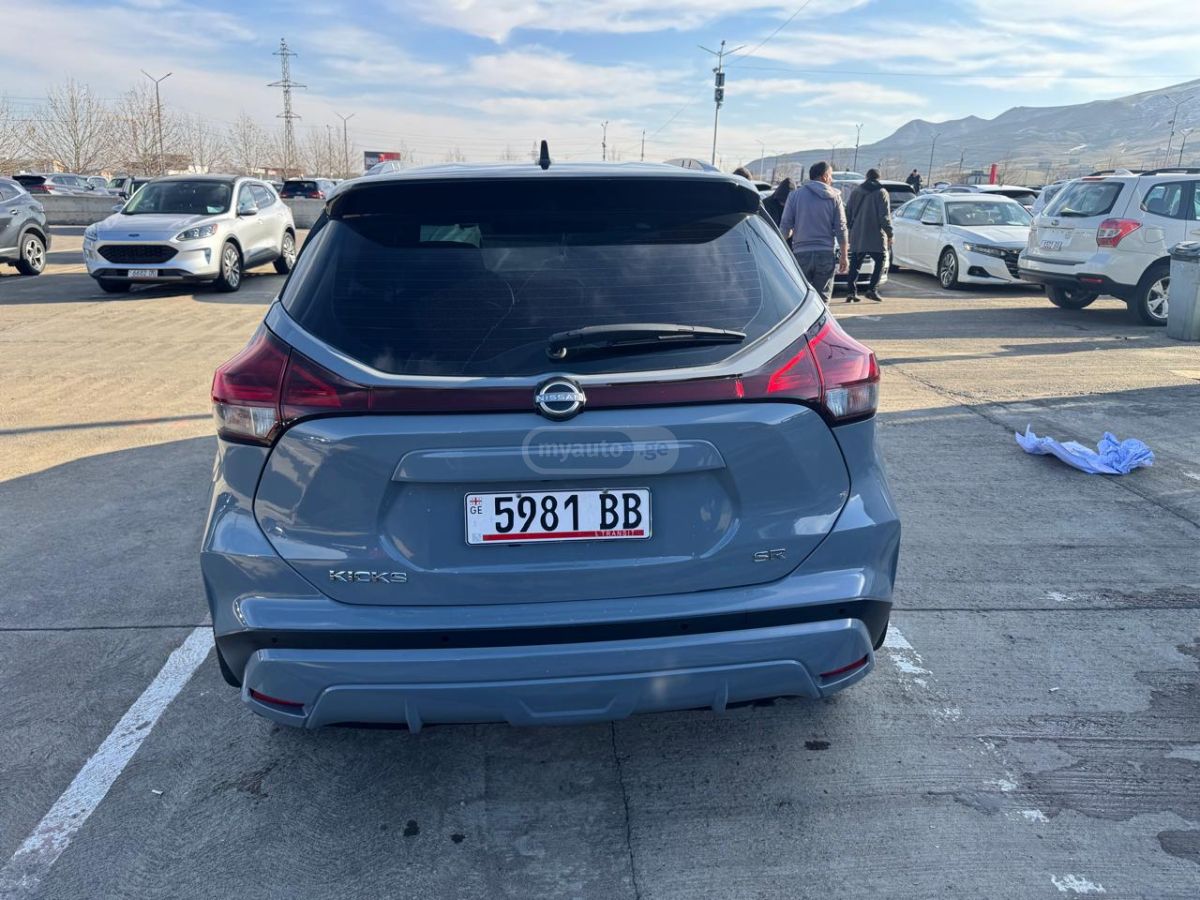 Nissan SV 4dr Front-Wheel Drive CVT — миниатюра 6