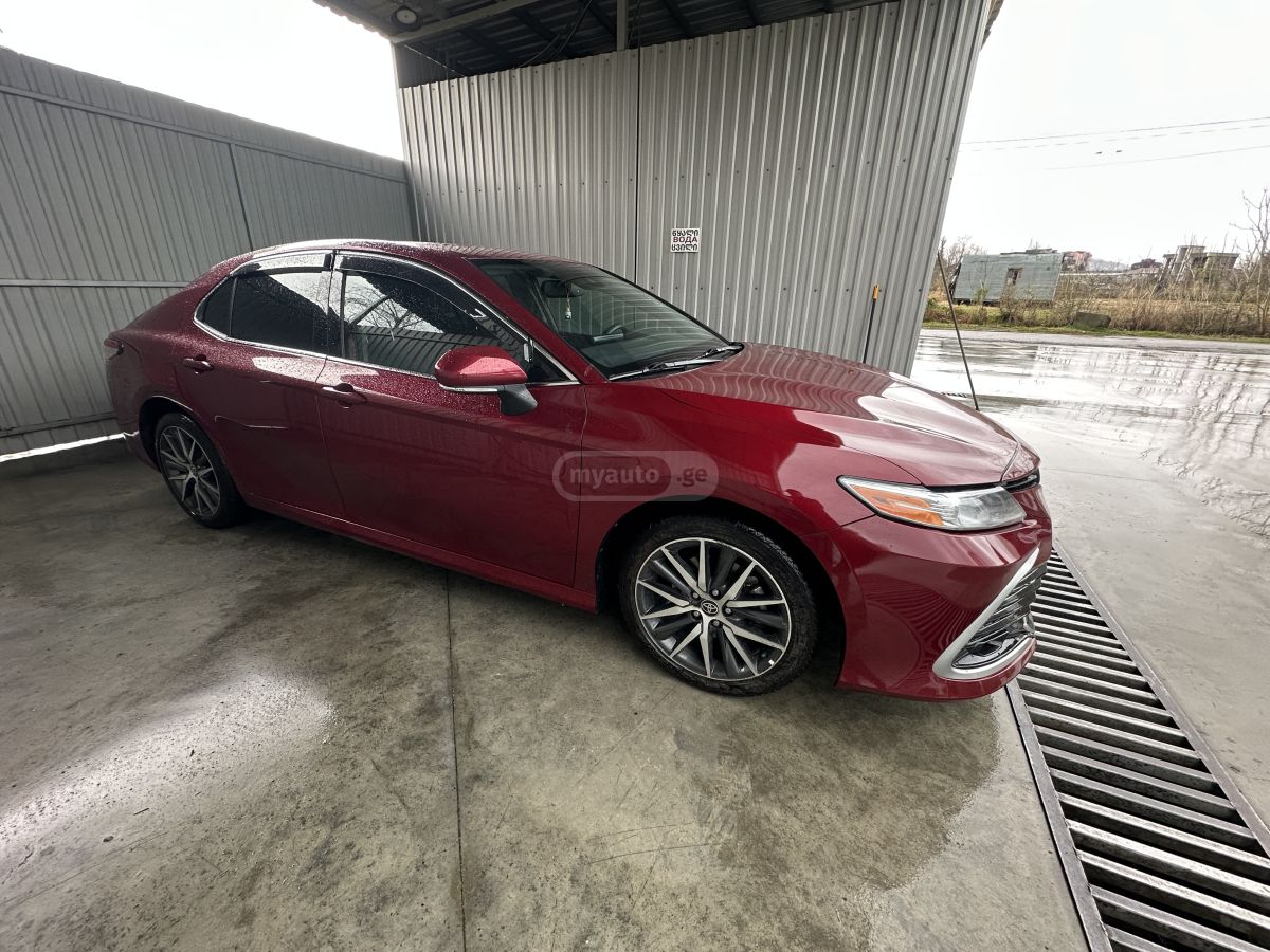 Toyota XLE 4dr All-Wheel Drive Sedan — миниатюра 4