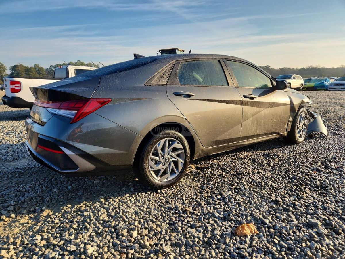 Hyundai Elantra - фото 3