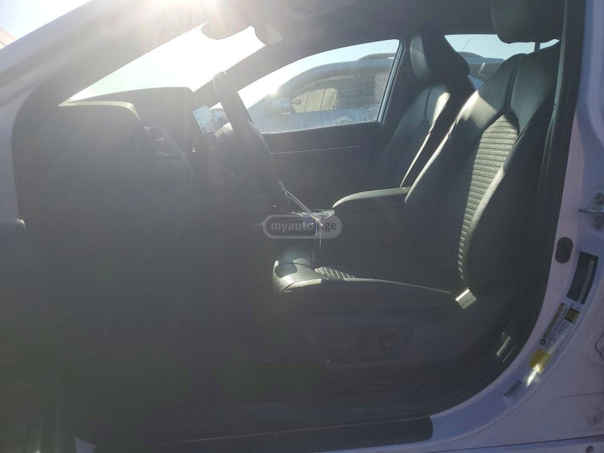 Toyota SE 4dr Front-Wheel Drive Sedan — миниатюра 7