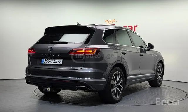 Volkswagen Touareg - фото 2