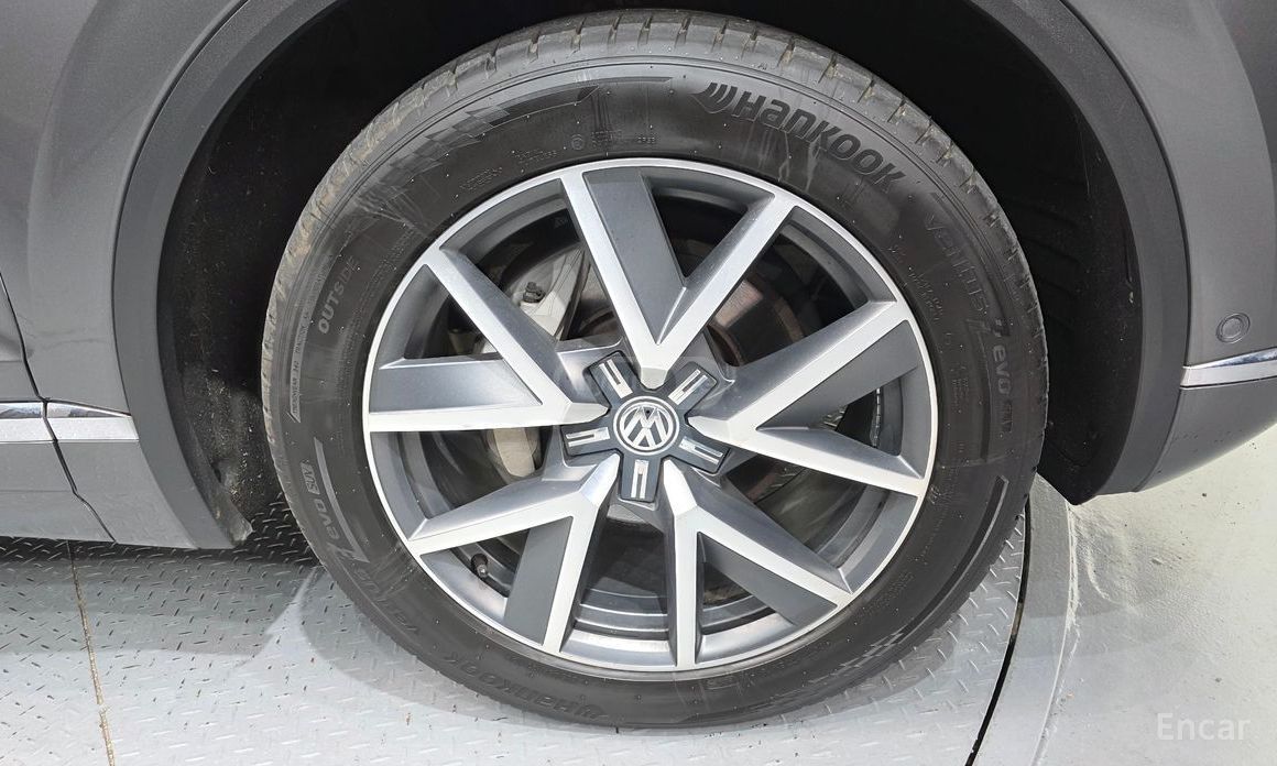 Volkswagen Touareg - фото 5