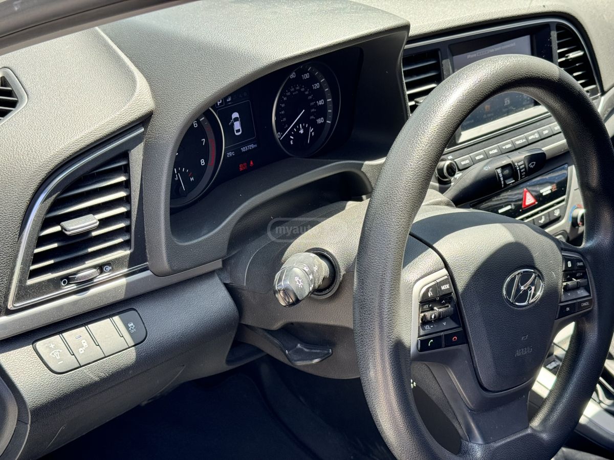 Hyundai Elantra - фото 1