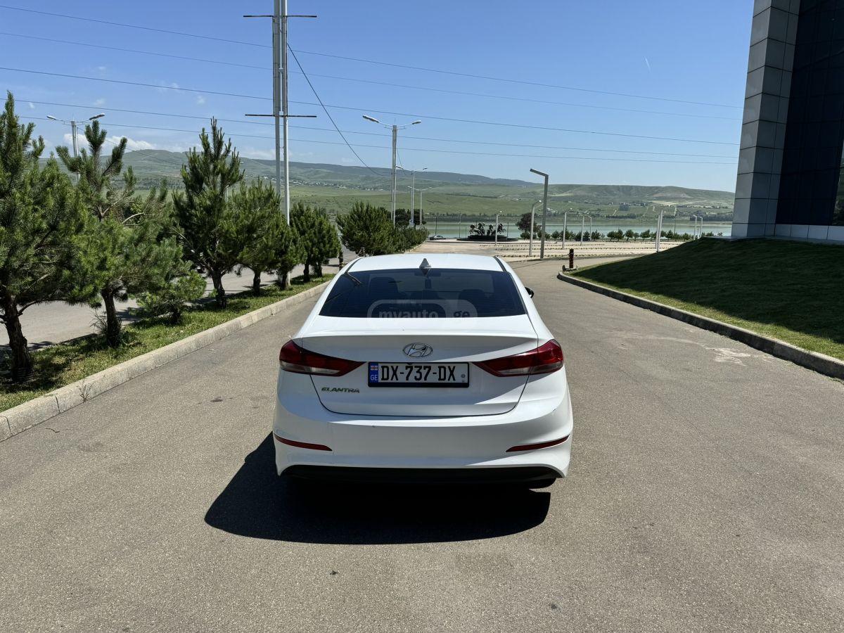 Hyundai Elantra - фото 7
