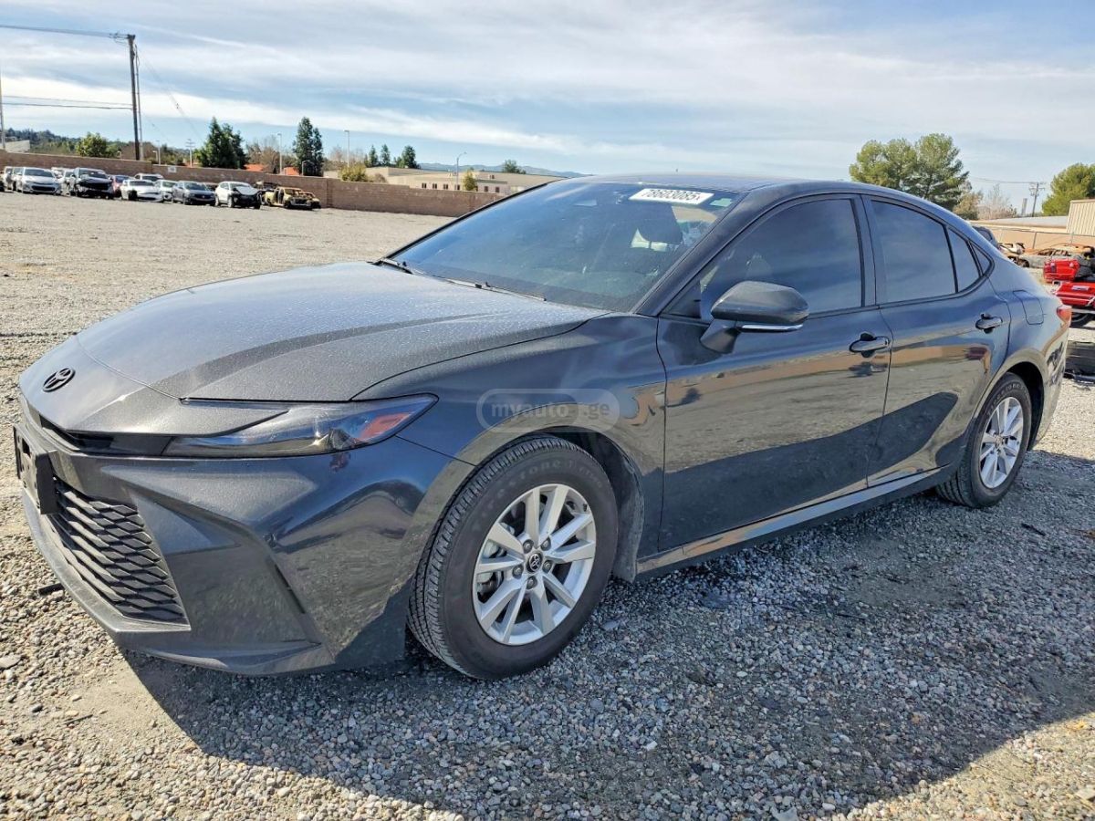 Toyota Camry - фото 1