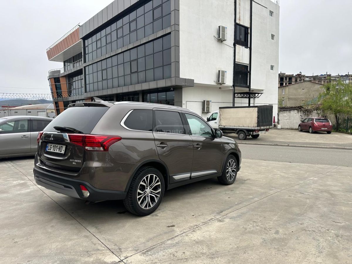 Mitsubishi Outlander - фото 3