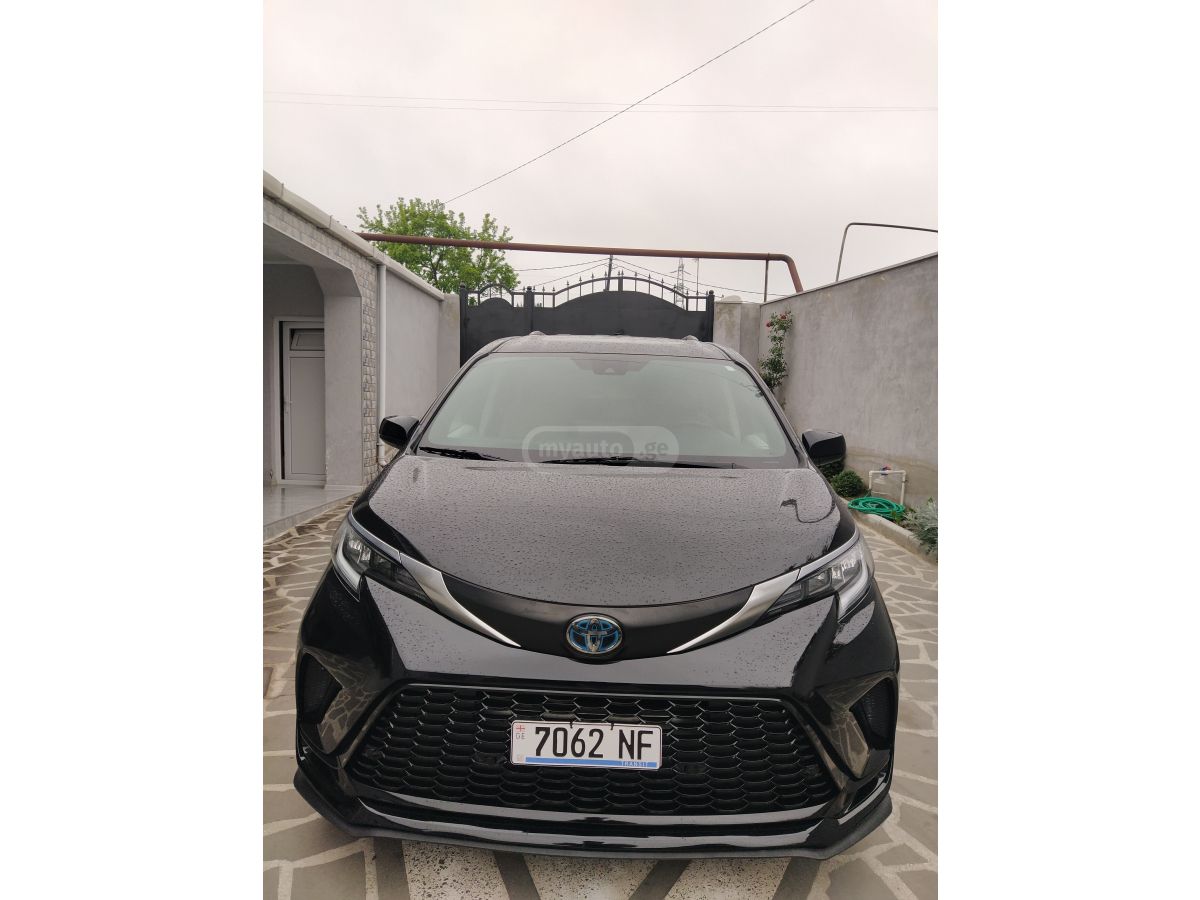 Toyota Sienna - фото 1