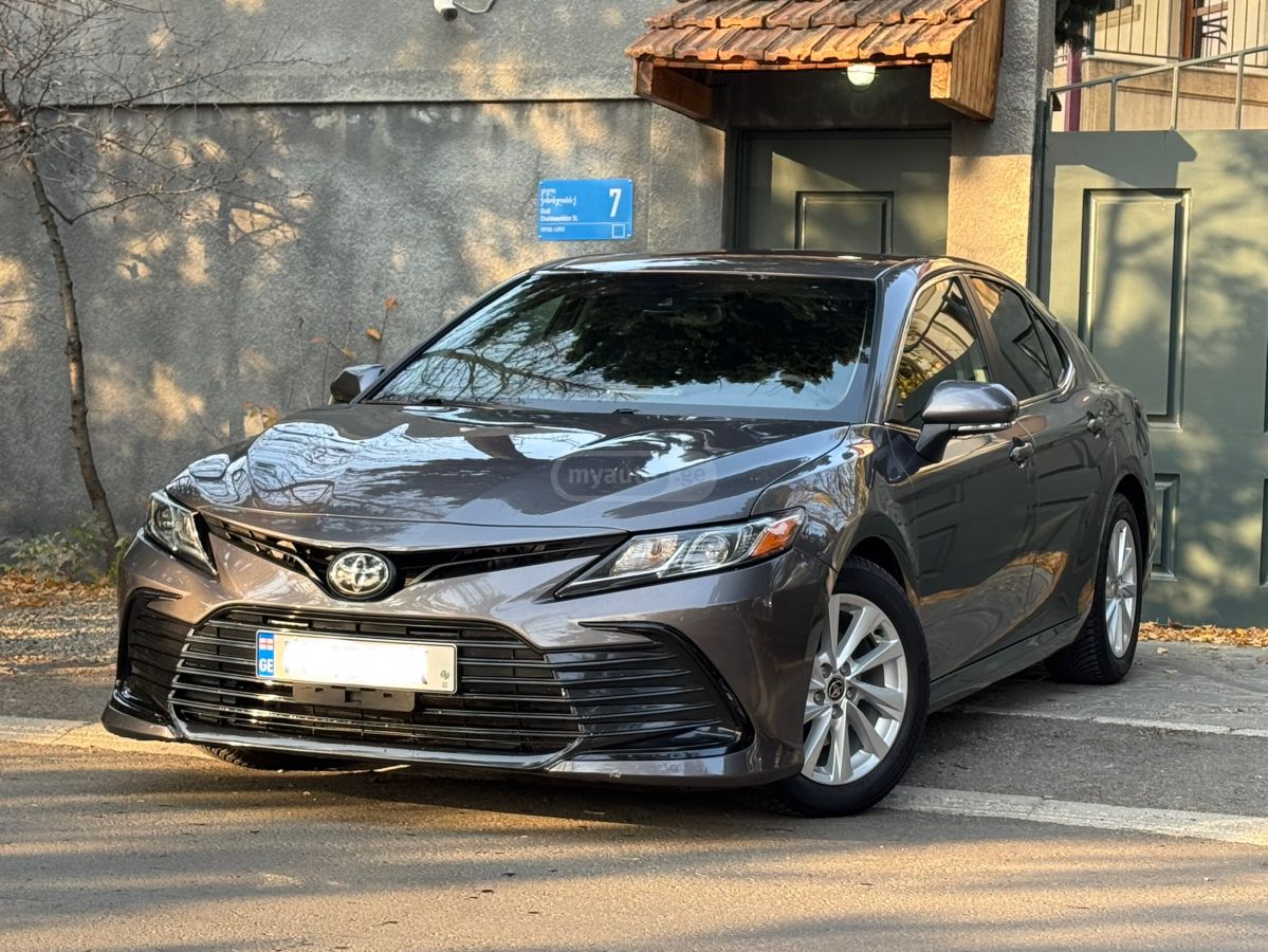 Toyota Camry - фото 1