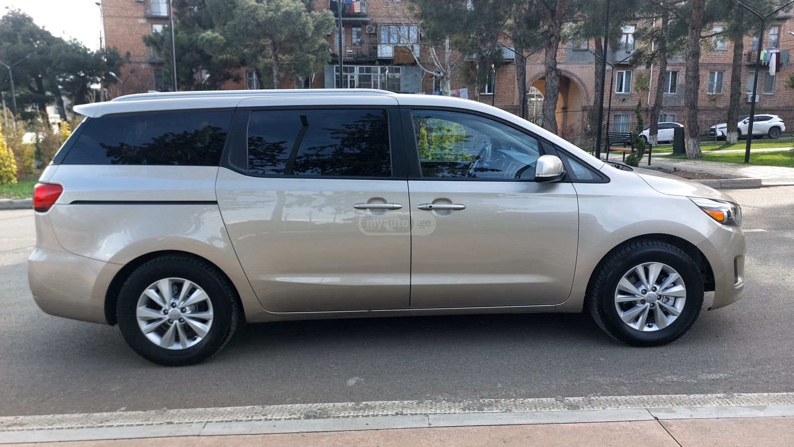 Kia Sedona - фото 8