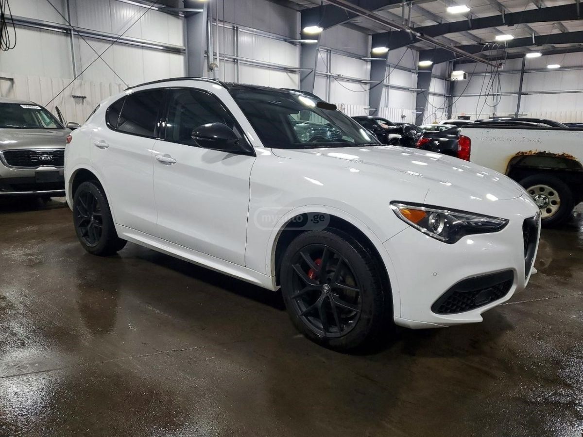 Alfa Romeo Stelvio - фото 1