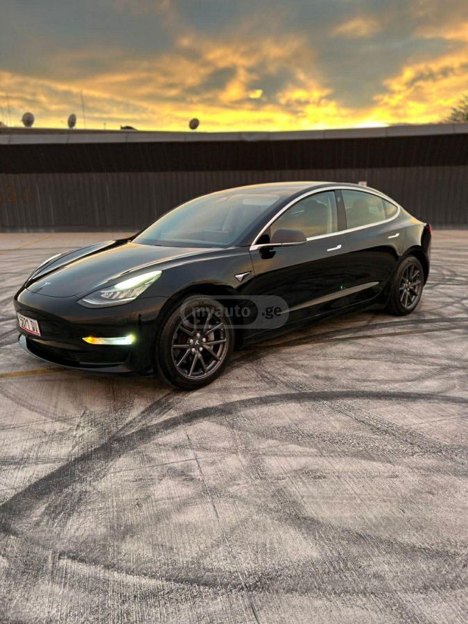 Tesla Model 3 - фото 1