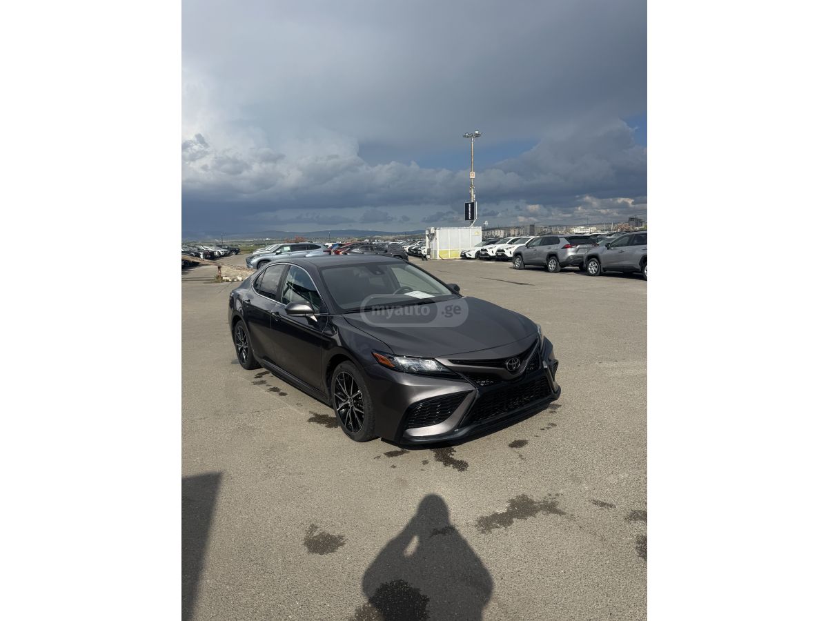 Toyota Camry - фото 1