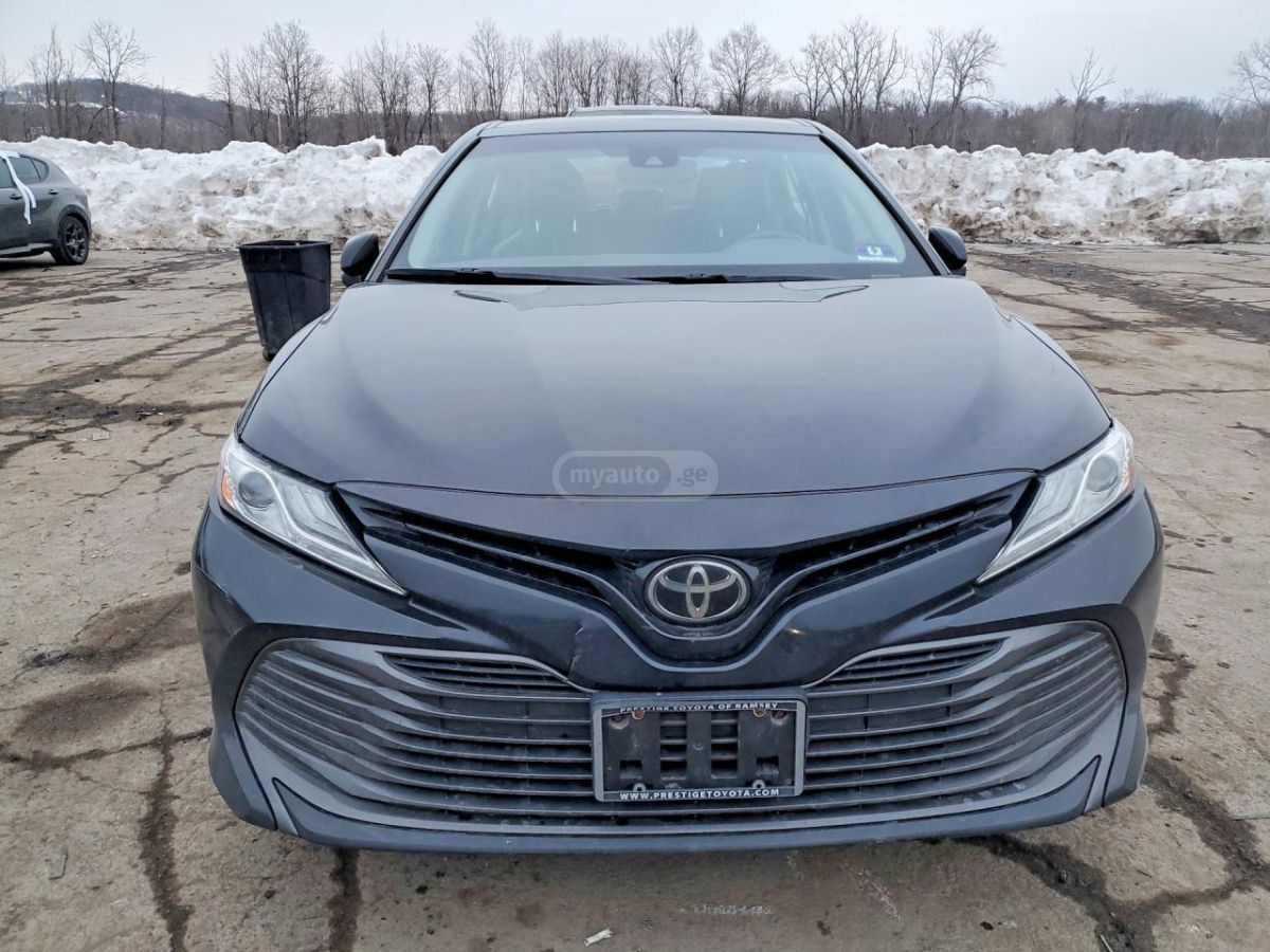 Toyota Camry - фото 1