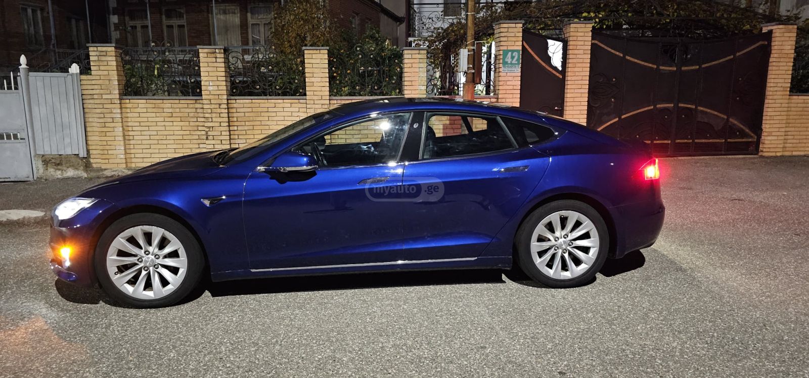 Tesla Model S - фото 1