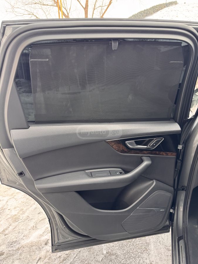 Audi Q7 - фото 10