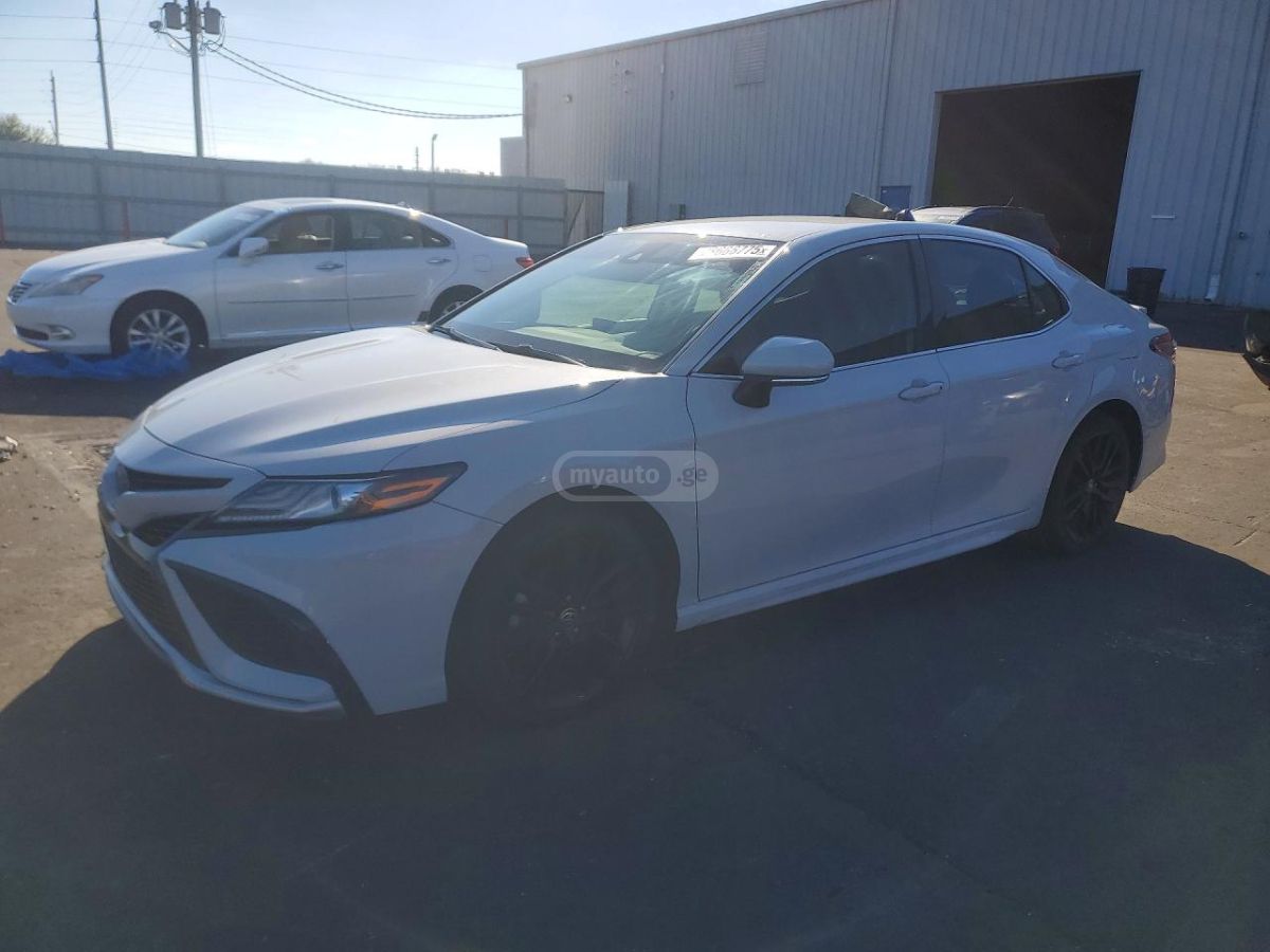 Toyota Camry - фото 1