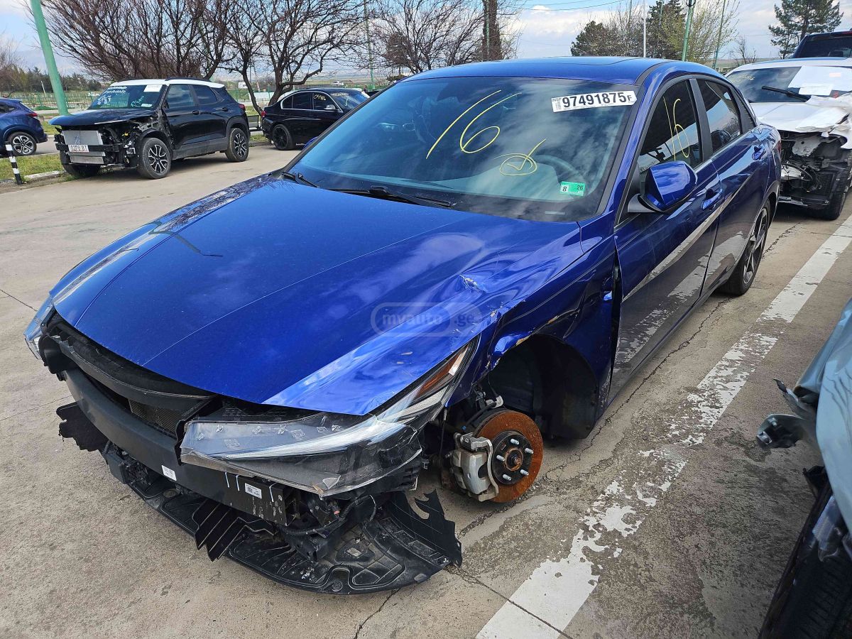 Hyundai Elantra - фото 1