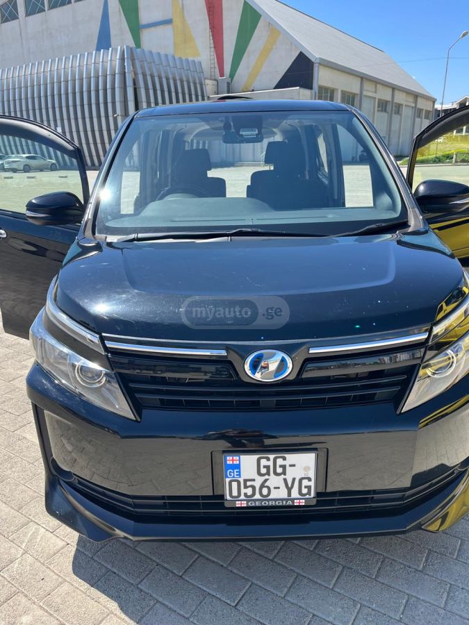 Toyota Voxy - фото 1