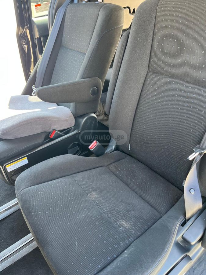 Toyota Voxy - фото 2