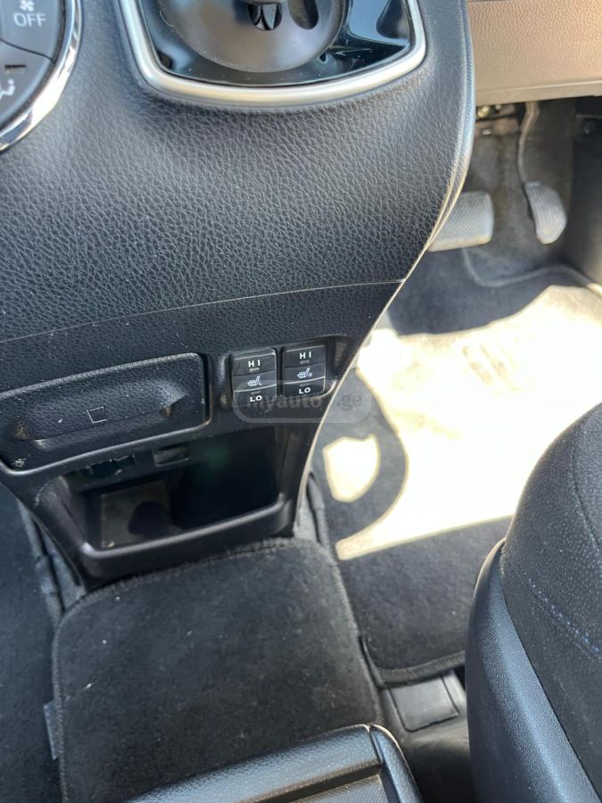 Toyota Voxy - фото 3