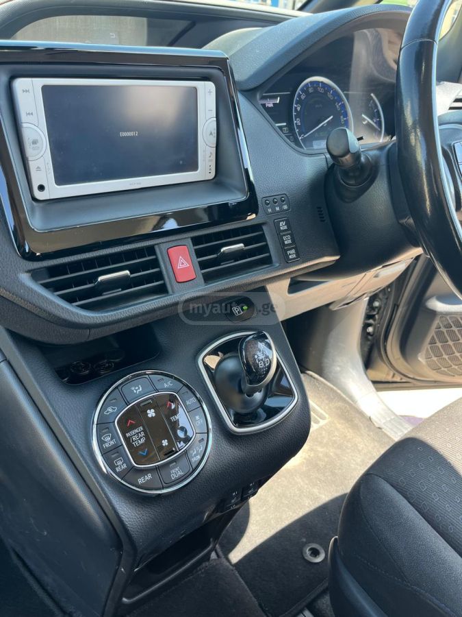 Toyota Voxy - фото 4