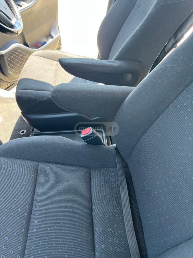 Toyota Voxy - фото 5