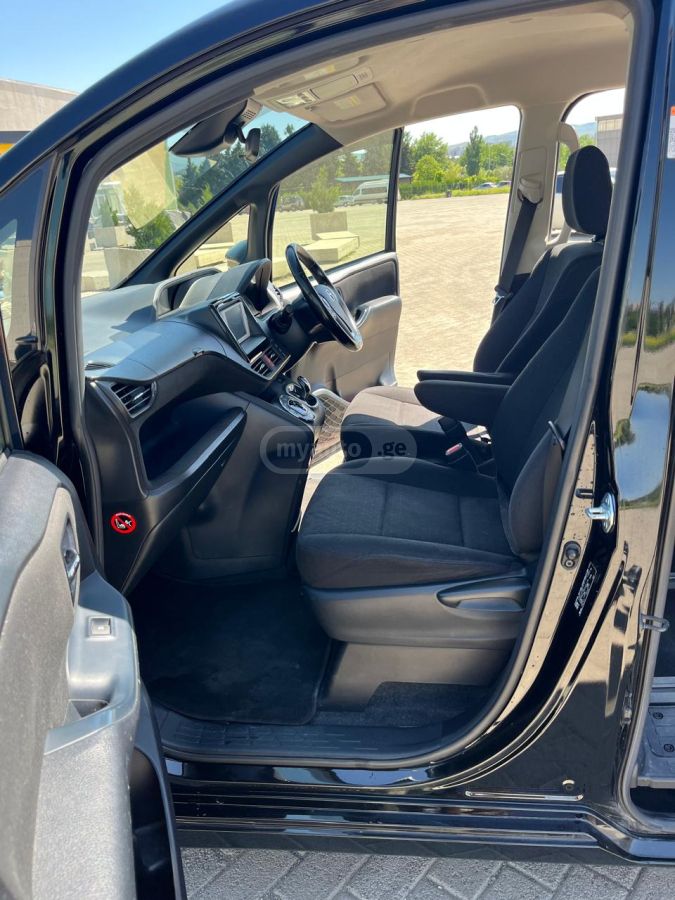 Toyota Voxy - фото 6