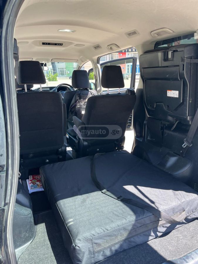 Toyota Voxy - фото 7