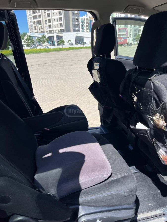 Toyota Voxy - фото 8