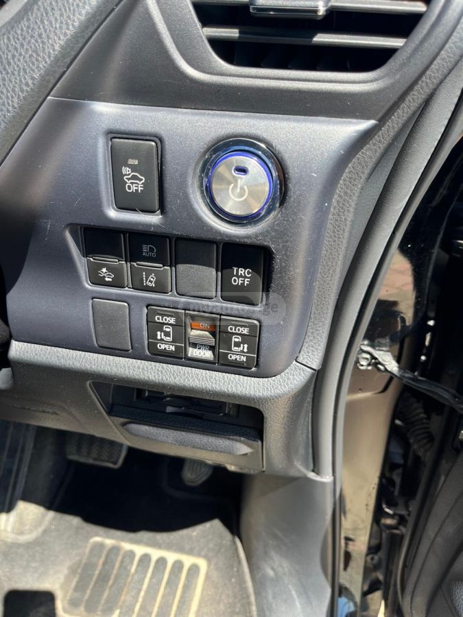 Toyota Voxy - фото 9