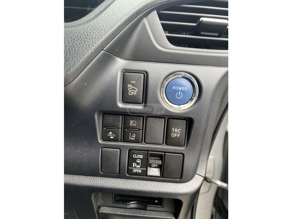 Toyota Voxy - фото 15