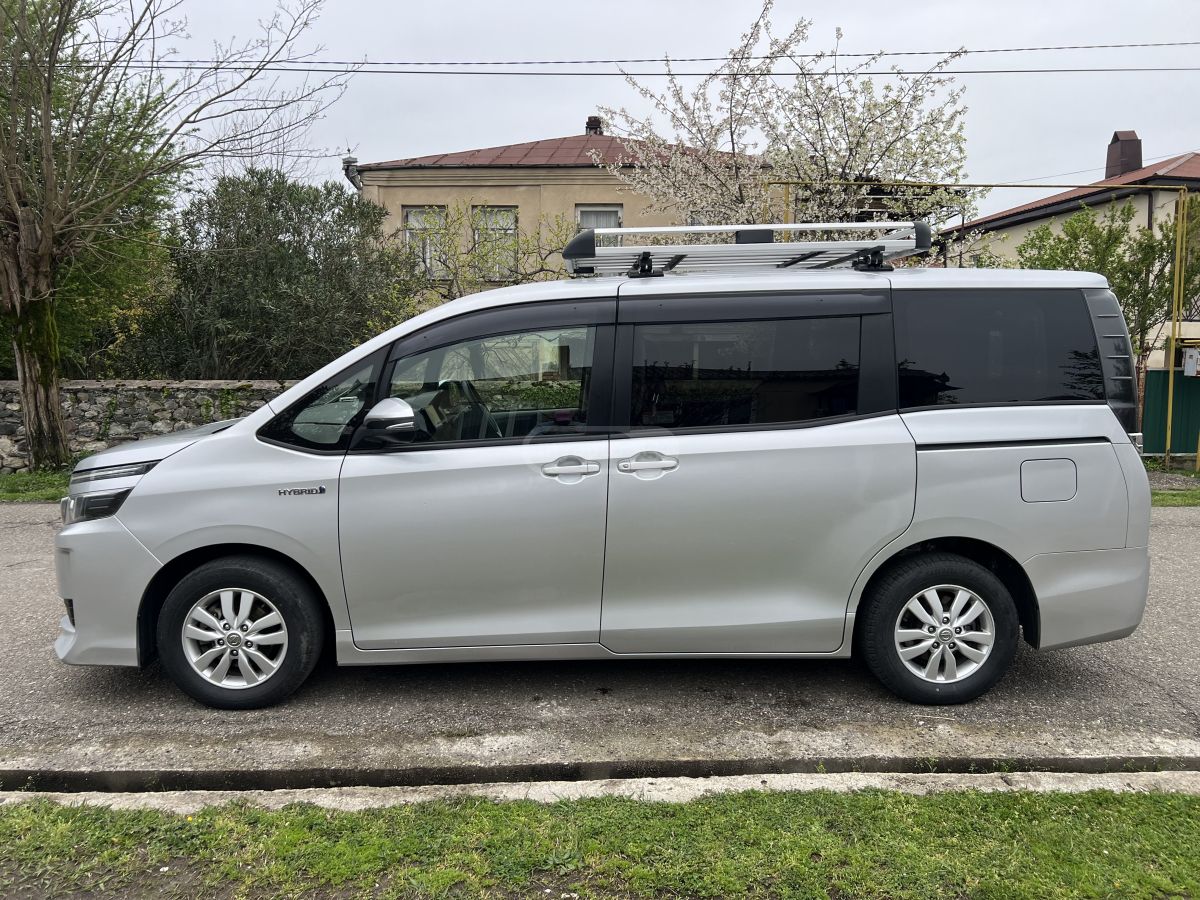 Toyota Voxy - фото 3