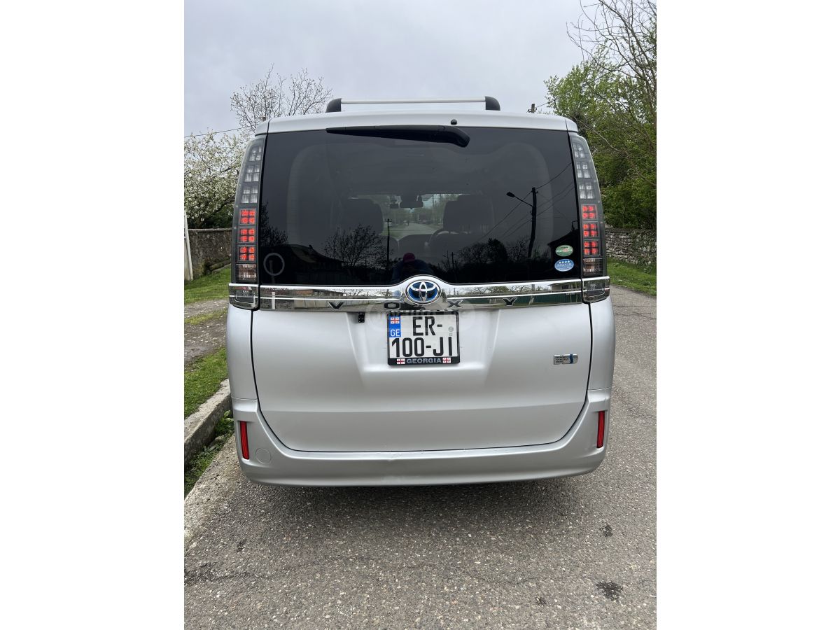 Toyota Voxy - фото 5