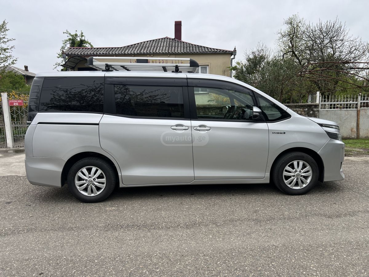 Toyota Voxy - фото 7