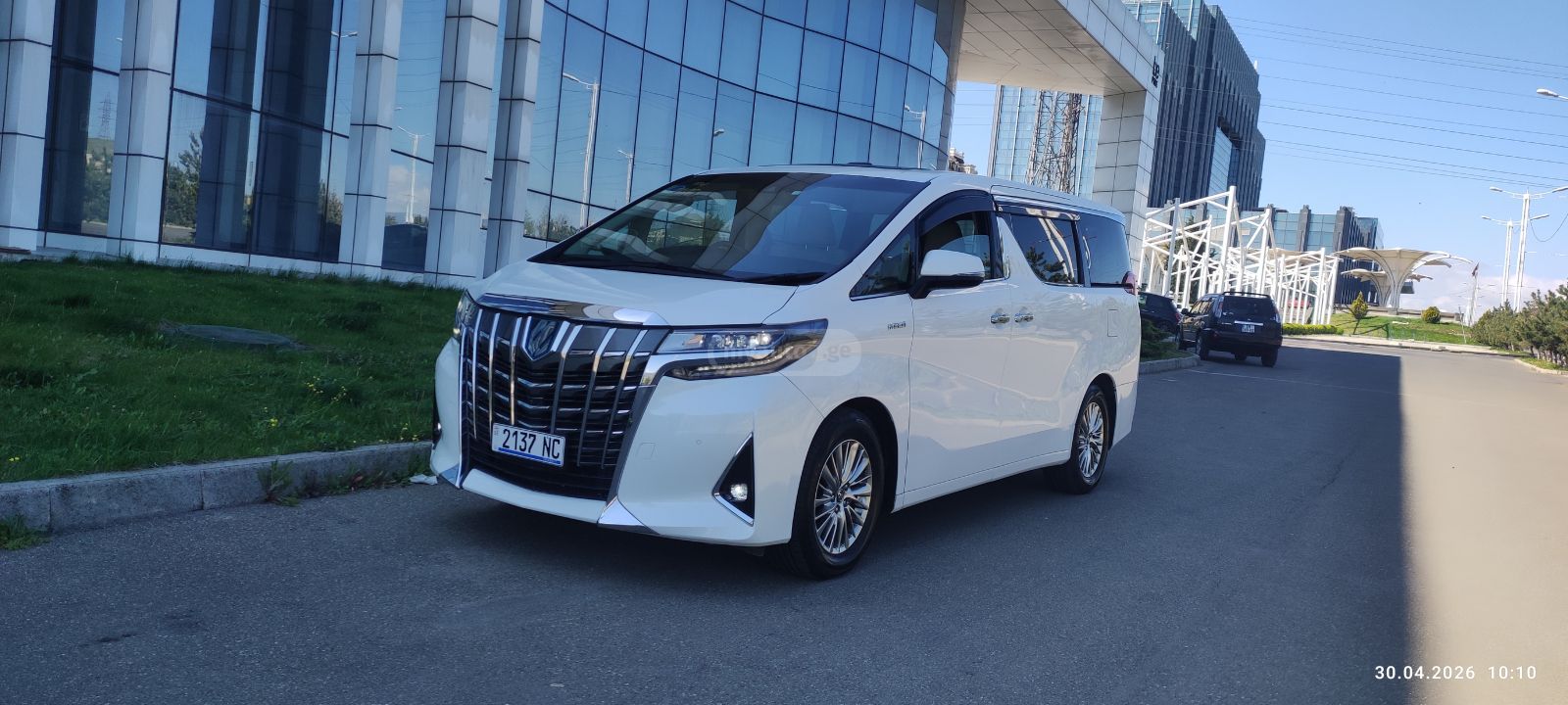 Toyota Alphard - фото 1