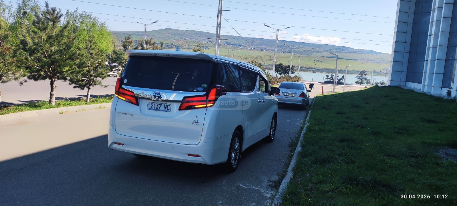 Toyota Alphard - фото 2