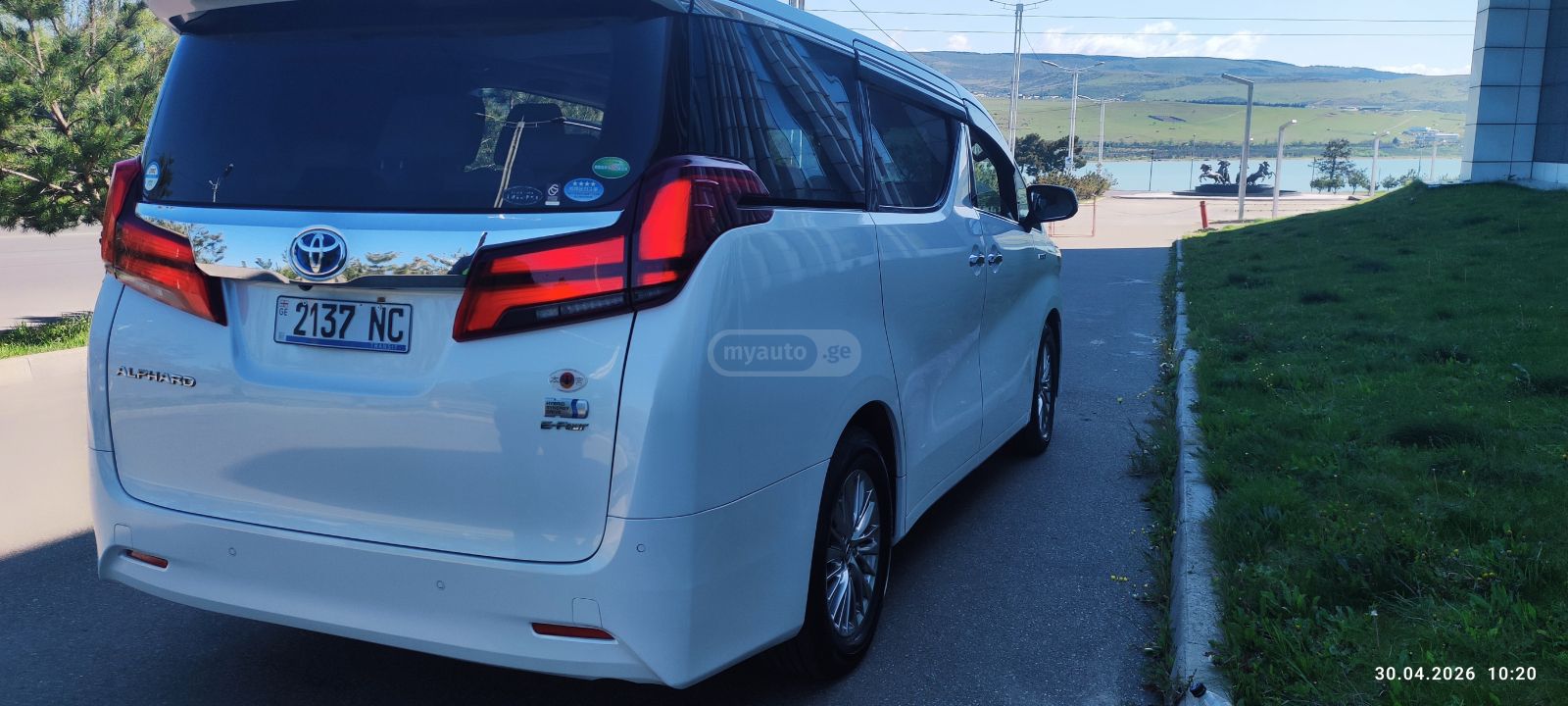 Toyota Alphard - фото 4