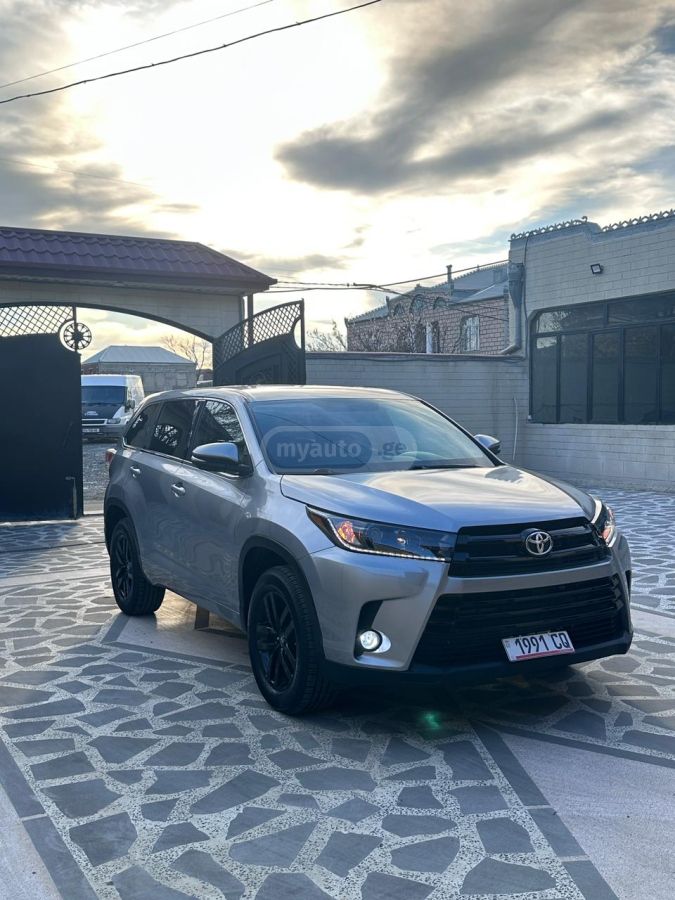 Toyota Highlander - фото 1