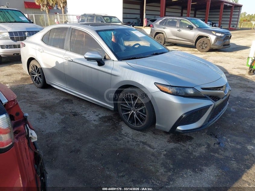 Toyota Camry - фото 1