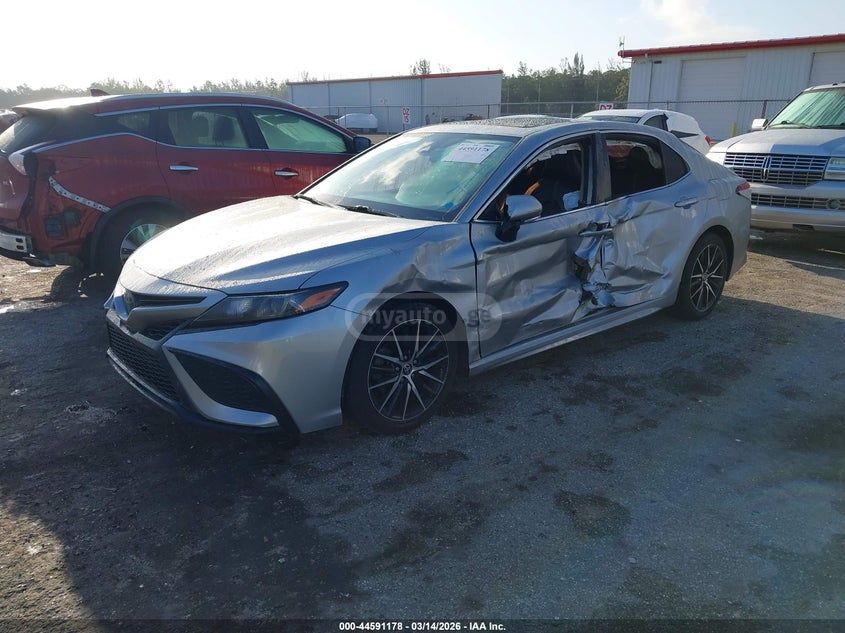 Toyota Camry - фото 2