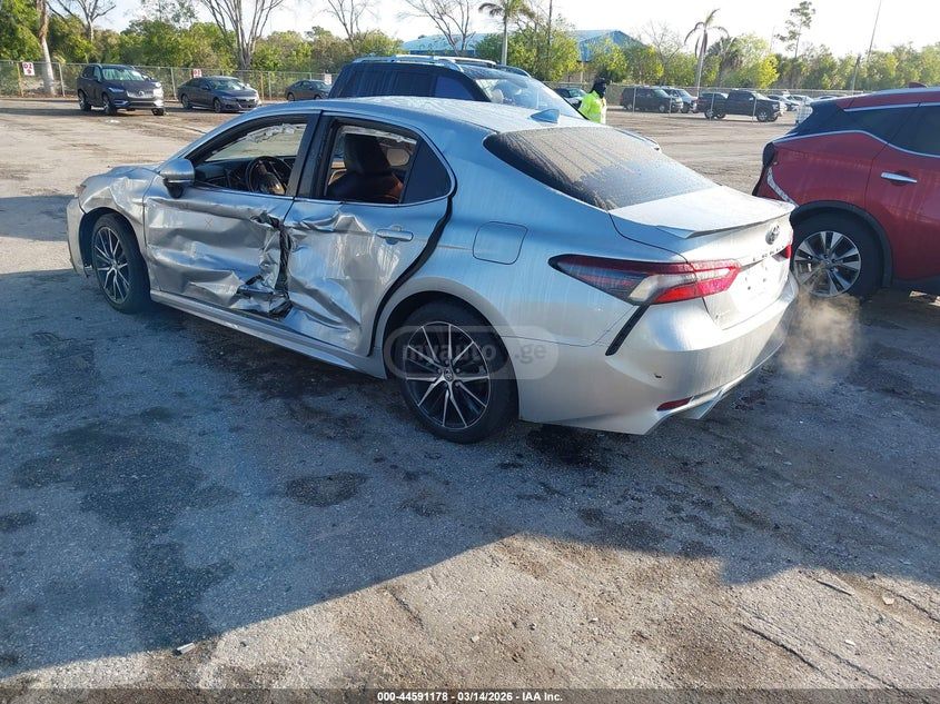 Toyota Camry - фото 3