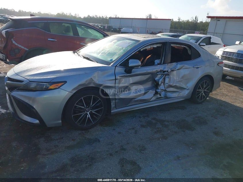 Toyota Camry - фото 6
