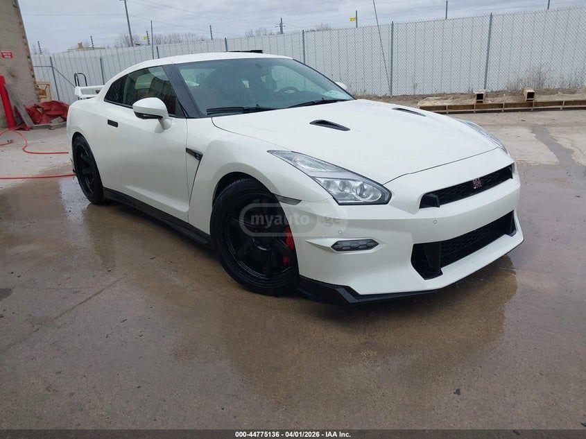 Nissan GT-R - фото 1